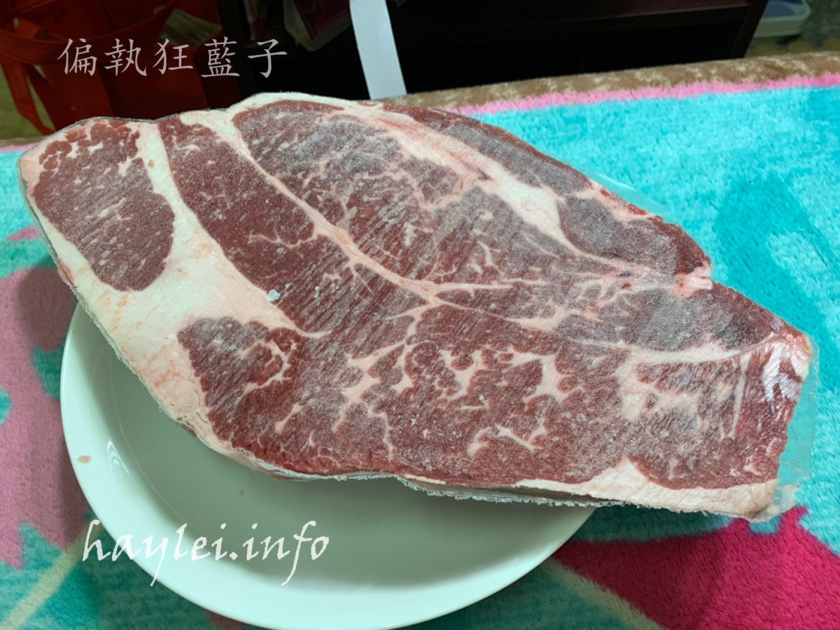 晴空食堂/塔塔嚴選食品-頂級超大份量嫩肩沙朗牛排(Chuck Eye Roll Steak)、雪斑翼板牛排(Flat Iron Steak),比臉大牛排超級豪邁吃起來超級過癮,翼板嫩Q的口感超級好吃!冷凍生鮮宅配推薦/肉品網購/宅配牛肉beef/濕式熟成原肉塊/不經加工/講究原味/自己健康煮/在家煎牛排/烹飪做菜/煎烤/冷凍宅配生鮮/大口吃肉/生酮飲食/健康生活 健康養身 宅配食記 攝影 民生資訊分享 自己動手做! 飲食集錦