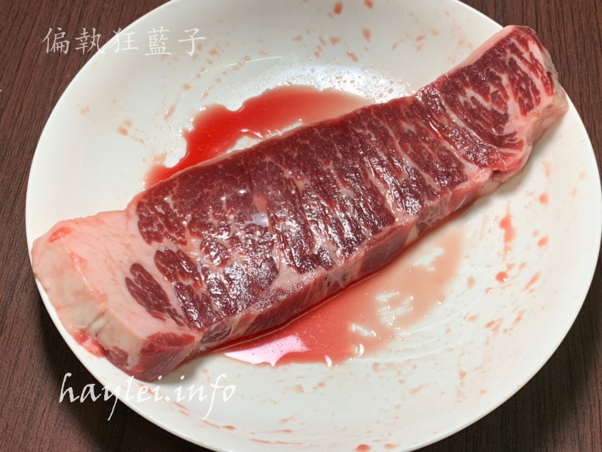 晴空食堂/塔塔嚴選食品-頂級超大份量嫩肩沙朗牛排(Chuck Eye Roll Steak)、雪斑翼板牛排(Flat Iron Steak),比臉大牛排超級豪邁吃起來超級過癮,翼板嫩Q的口感超級好吃!冷凍生鮮宅配推薦/肉品網購/宅配牛肉beef/濕式熟成原肉塊/不經加工/講究原味/自己健康煮/在家煎牛排/烹飪做菜/煎烤/冷凍宅配生鮮/大口吃肉/生酮飲食/健康生活 健康養身 宅配食記 攝影 民生資訊分享 自己動手做! 飲食集錦