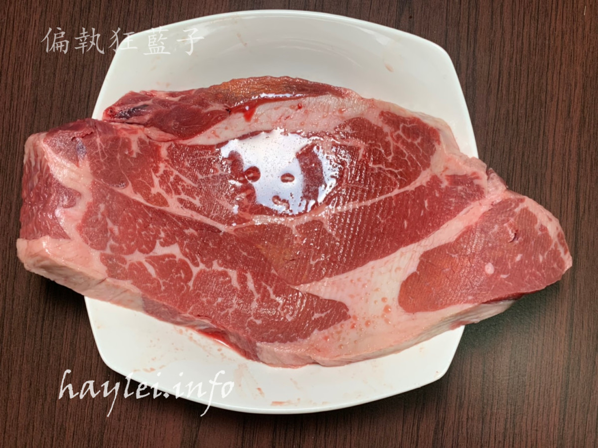 晴空食堂/塔塔嚴選食品-頂級超大份量嫩肩沙朗牛排(Chuck Eye Roll Steak)、雪斑翼板牛排(Flat Iron Steak),比臉大牛排超級豪邁吃起來超級過癮,翼板嫩Q的口感超級好吃!冷凍生鮮宅配推薦/肉品網購/宅配牛肉beef/濕式熟成原肉塊/不經加工/講究原味/自己健康煮/在家煎牛排/烹飪做菜/煎烤/冷凍宅配生鮮/大口吃肉/生酮飲食/健康生活 健康養身 宅配食記 攝影 民生資訊分享 自己動手做! 飲食集錦
