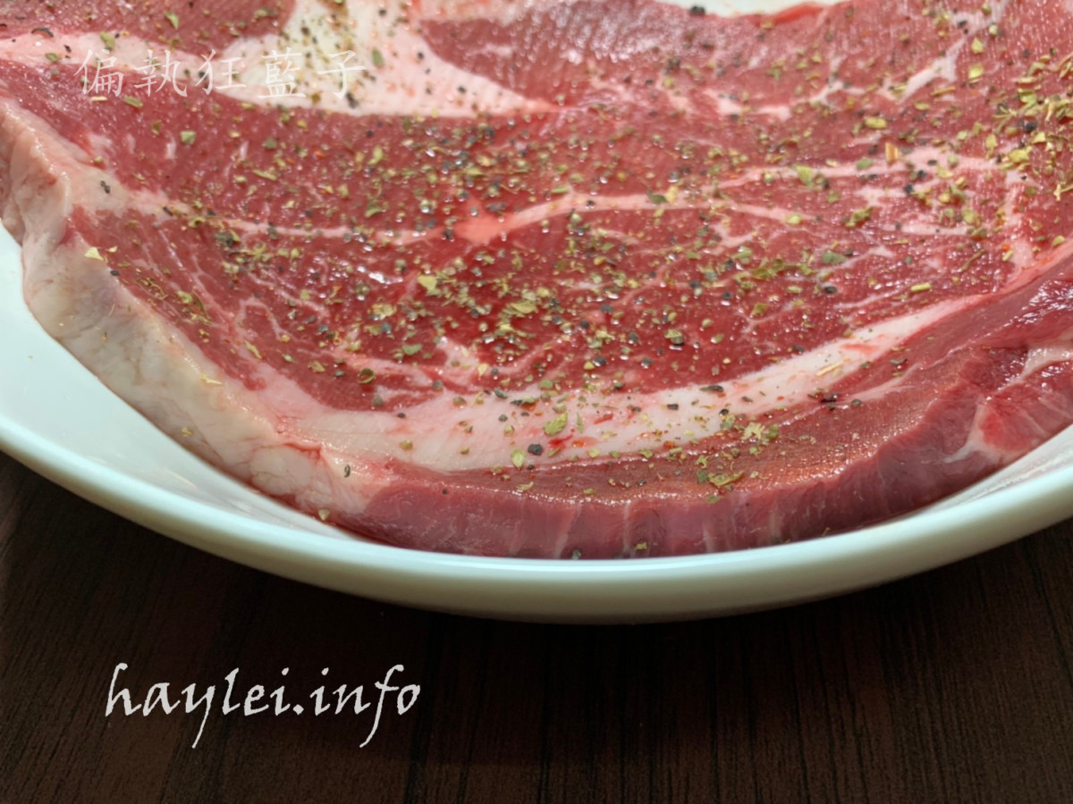 晴空食堂/塔塔嚴選食品-頂級超大份量嫩肩沙朗牛排(Chuck Eye Roll Steak)、雪斑翼板牛排(Flat Iron Steak),比臉大牛排超級豪邁吃起來超級過癮,翼板嫩Q的口感超級好吃!冷凍生鮮宅配推薦/肉品網購/宅配牛肉beef/濕式熟成原肉塊/不經加工/講究原味/自己健康煮/在家煎牛排/烹飪做菜/煎烤/冷凍宅配生鮮/大口吃肉/生酮飲食/健康生活 健康養身 宅配食記 攝影 民生資訊分享 自己動手做! 飲食集錦