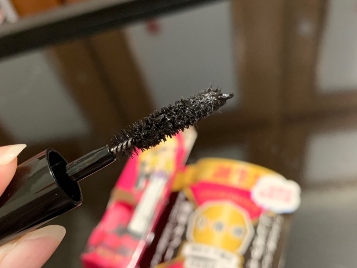KISSME花漾美姬瞬翹自然捲纖長防水睫毛膏-超漆黑、超耐水,刷頭太大,刷下睫毛易沾染不算方便!化妝品/makeup/cosmetics/mascara/美睫/睫毛彩妝/眼妝推薦/睫毛膏推薦/黑色睫毛膏/KISSME睫毛膏好用嗎? 彩妝品 彩妝品分享 攝影 民生資訊分享