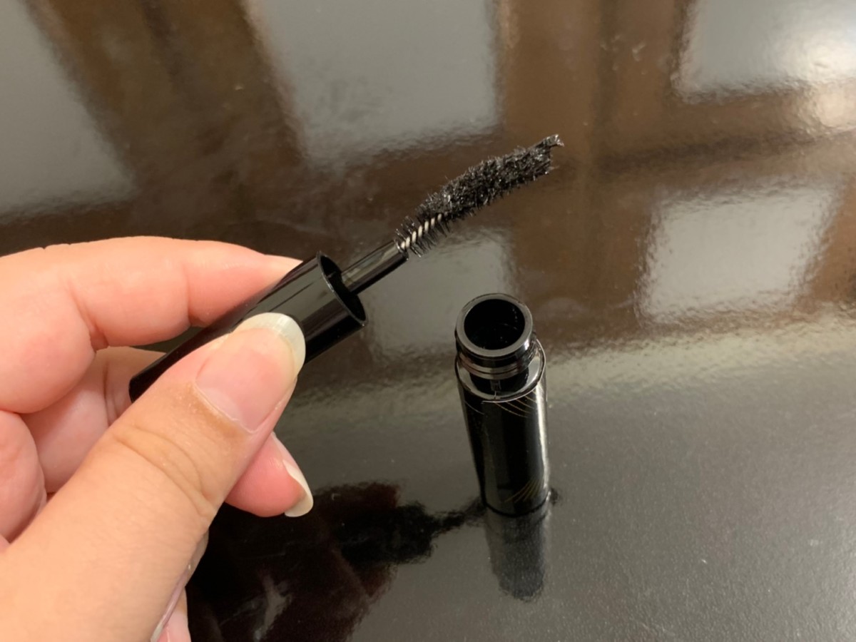 KISSME花漾美姬瞬翹自然捲纖長防水睫毛膏-超漆黑、超耐水,刷頭太大,刷下睫毛易沾染不算方便!化妝品/makeup/cosmetics/mascara/美睫/睫毛彩妝/眼妝推薦/睫毛膏推薦/黑色睫毛膏/KISSME睫毛膏好用嗎? 彩妝品 彩妝品分享 攝影 民生資訊分享