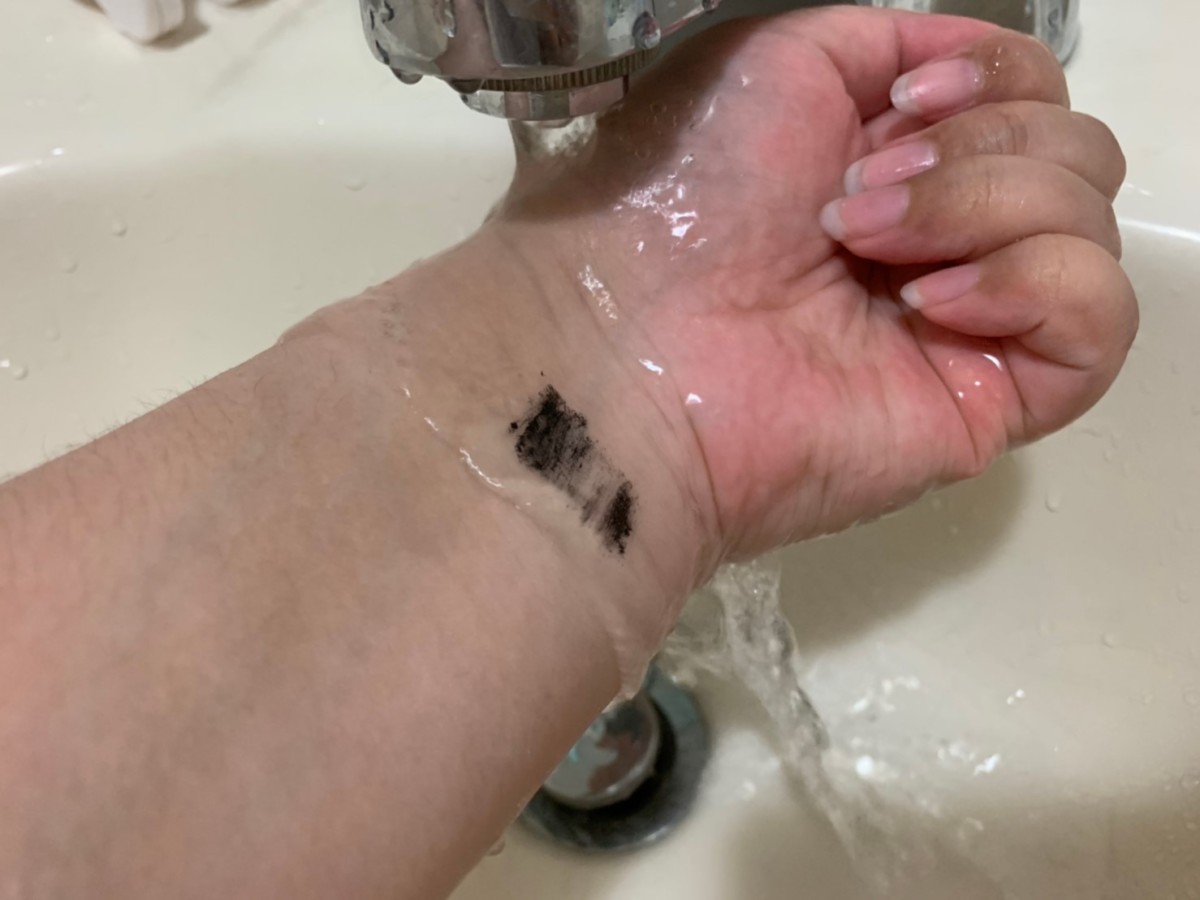 KISSME花漾美姬瞬翹自然捲纖長防水睫毛膏-超漆黑、超耐水,刷頭太大,刷下睫毛易沾染不算方便!化妝品/makeup/cosmetics/mascara/美睫/睫毛彩妝/眼妝推薦/睫毛膏推薦/黑色睫毛膏/KISSME睫毛膏好用嗎? 彩妝品 彩妝品分享 攝影 民生資訊分享