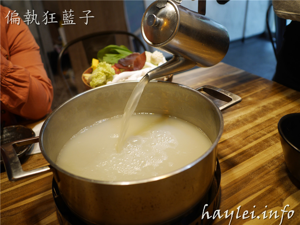 台北松山區火鍋推薦/極蜆鍋物-蜆湯現場熬煮,湯頭非常鮮香,食材非常新鮮,先吃完火鍋再煮粥,CP值高,吃的開心又滿足!火鍋/hotpot/民生社區美食/台北火鍋/蜆鍋/新鮮食材/美味料理/台灣火鍋/松山美食推薦/交通方便 中式料理 攝影 民生資訊分享 飲食集錦