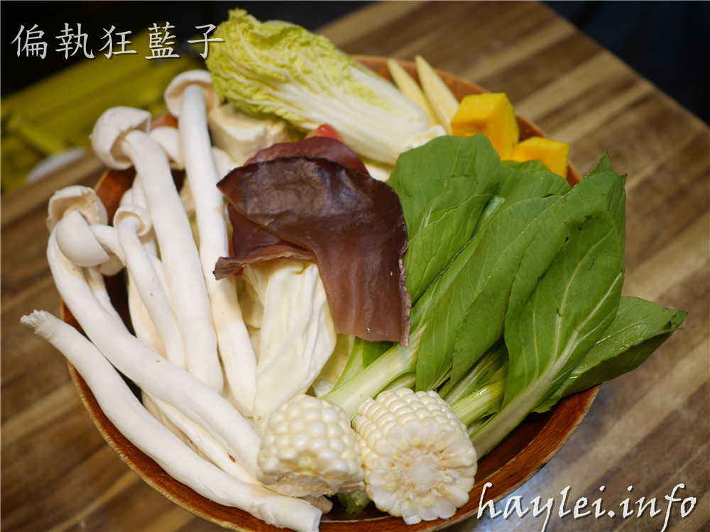台北松山區火鍋推薦/極蜆鍋物-蜆湯現場熬煮,湯頭非常鮮香,食材非常新鮮,先吃完火鍋再煮粥,CP值高,吃的開心又滿足!火鍋/hotpot/民生社區美食/台北火鍋/蜆鍋/新鮮食材/美味料理/台灣火鍋/松山美食推薦/交通方便 中式料理 攝影 民生資訊分享 飲食集錦