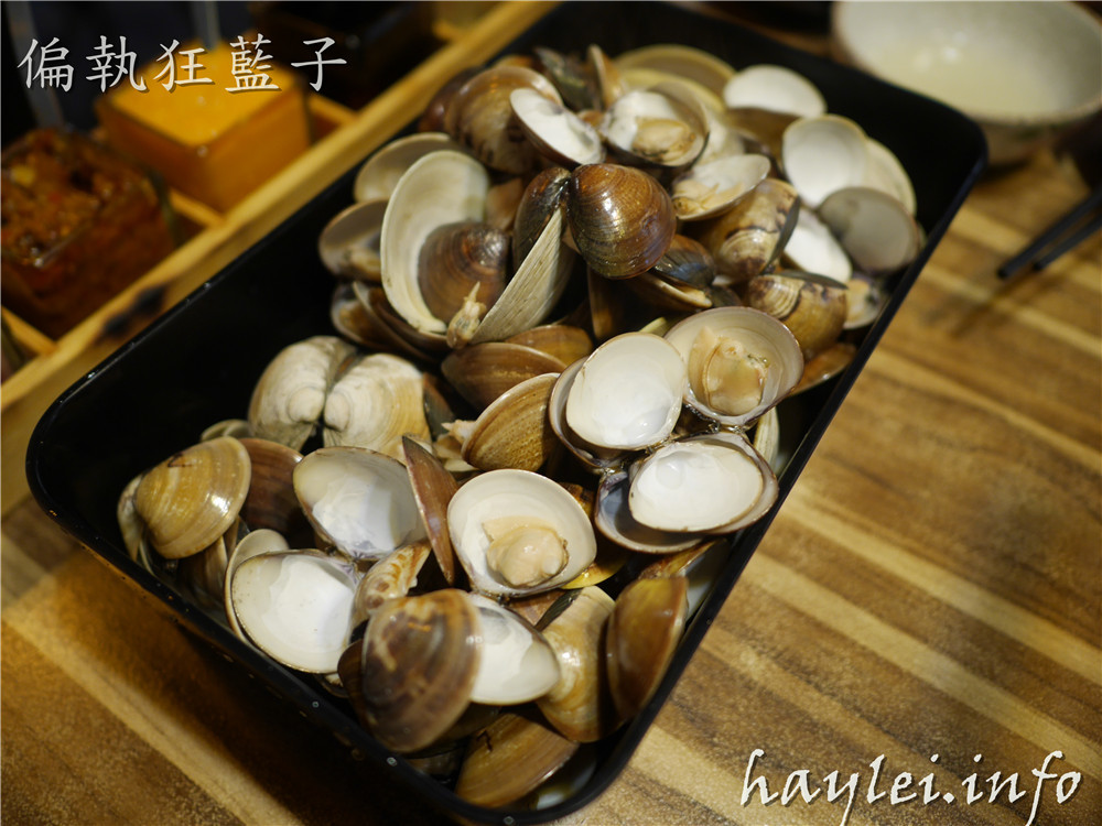 台北松山區火鍋推薦/極蜆鍋物-蜆湯現場熬煮,湯頭非常鮮香,食材非常新鮮,先吃完火鍋再煮粥,CP值高,吃的開心又滿足!火鍋/hotpot/民生社區美食/台北火鍋/蜆鍋/新鮮食材/美味料理/台灣火鍋/松山美食推薦/交通方便 中式料理 攝影 民生資訊分享 飲食集錦