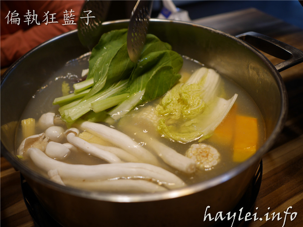 台北松山區火鍋推薦/極蜆鍋物-蜆湯現場熬煮,湯頭非常鮮香,食材非常新鮮,先吃完火鍋再煮粥,CP值高,吃的開心又滿足!火鍋/hotpot/民生社區美食/台北火鍋/蜆鍋/新鮮食材/美味料理/台灣火鍋/松山美食推薦/交通方便 中式料理 攝影 民生資訊分享 飲食集錦