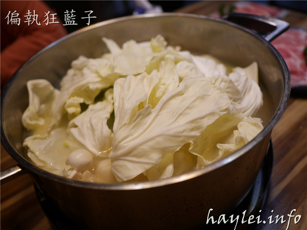 台北松山區火鍋推薦/極蜆鍋物-蜆湯現場熬煮,湯頭非常鮮香,食材非常新鮮,先吃完火鍋再煮粥,CP值高,吃的開心又滿足!火鍋/hotpot/民生社區美食/台北火鍋/蜆鍋/新鮮食材/美味料理/台灣火鍋/松山美食推薦/交通方便 中式料理 攝影 民生資訊分享 飲食集錦