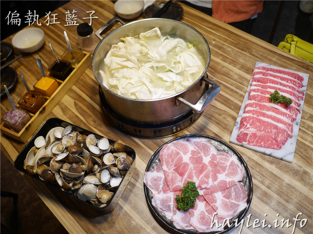 台北松山區火鍋推薦/極蜆鍋物-蜆湯現場熬煮，湯頭非常鮮香，食材非常新鮮，先吃完火鍋再煮粥，CP值高，吃的開心又滿足！火鍋/hotpot/民生社區美食/台北火鍋/蜆鍋/新鮮食材/美味料理/台灣火鍋/松山美食推薦/交通方便 中式料理 攝影 民生資訊分享 飲食集錦 