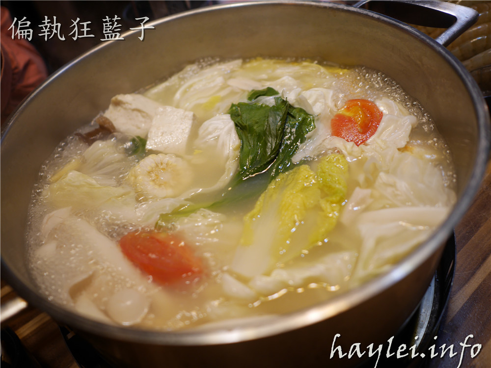 台北松山區火鍋推薦/極蜆鍋物-蜆湯現場熬煮,湯頭非常鮮香,食材非常新鮮,先吃完火鍋再煮粥,CP值高,吃的開心又滿足!火鍋/hotpot/民生社區美食/台北火鍋/蜆鍋/新鮮食材/美味料理/台灣火鍋/松山美食推薦/交通方便 中式料理 攝影 民生資訊分享 飲食集錦