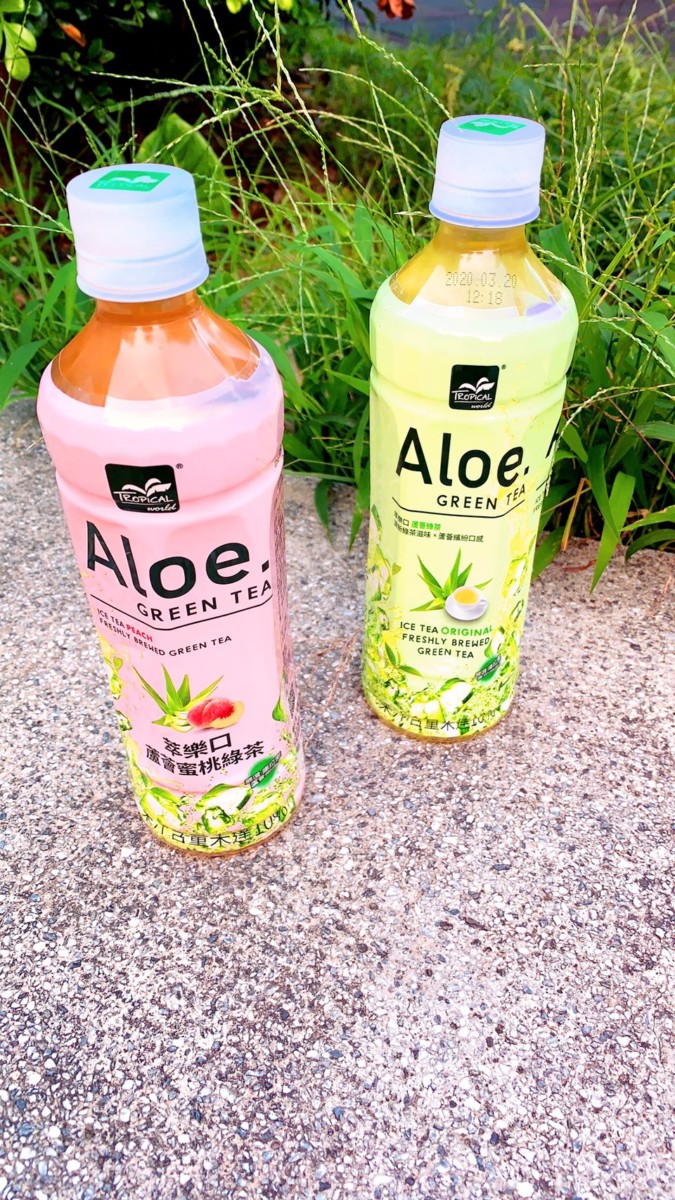 Tropical World 萃樂口蘆薈綠茶、蘆薈蜜桃綠茶-全聯就買得到，喝起來酸酸甜甜的水果茶&口感Q脆的蘆薈果肉，炎熱夏天來一瓶超沁涼！夏季飲品推薦/歐洲暢銷飲品/荷蘭義大利銷售第一/萃樂口/Tropical/有果粒的水果茶/萃樂口蘆薈茶/蘆薈果肉/蘆薈飲 健康養身 宅配食記 攝影 民生資訊分享 飲食集錦 
