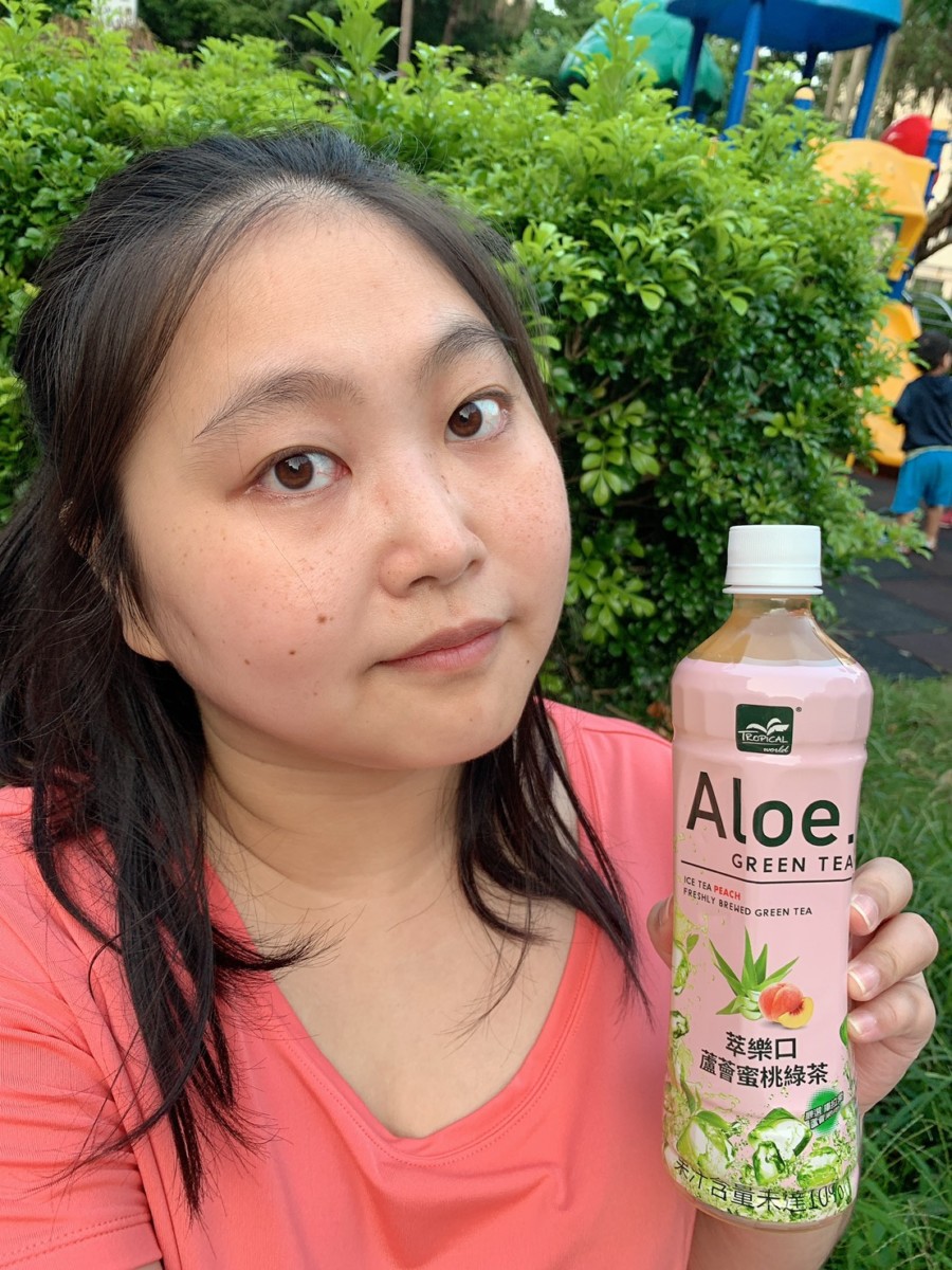 Tropical World 萃樂口蘆薈綠茶、蘆薈蜜桃綠茶-全聯就買得到,喝起來酸酸甜甜的水果茶&口感Q脆的蘆薈果肉,炎熱夏天來一瓶超沁涼!夏季飲品推薦/歐洲暢銷飲品/荷蘭義大利銷售第一/萃樂口/Tropical/有果粒的水果茶/萃樂口蘆薈茶/蘆薈果肉/蘆薈飲 健康養身 宅配食記 攝影 民生資訊分享 飲食集錦