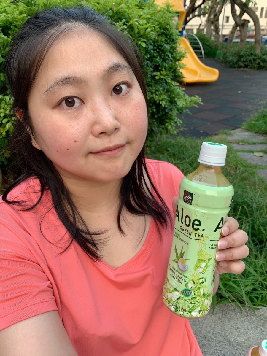 Tropical World 萃樂口蘆薈綠茶、蘆薈蜜桃綠茶-全聯就買得到,喝起來酸酸甜甜的水果茶&口感Q脆的蘆薈果肉,炎熱夏天來一瓶超沁涼!夏季飲品推薦/歐洲暢銷飲品/荷蘭義大利銷售第一/萃樂口/Tropical/有果粒的水果茶/萃樂口蘆薈茶/蘆薈果肉/蘆薈飲 健康養身 宅配食記 攝影 民生資訊分享 飲食集錦