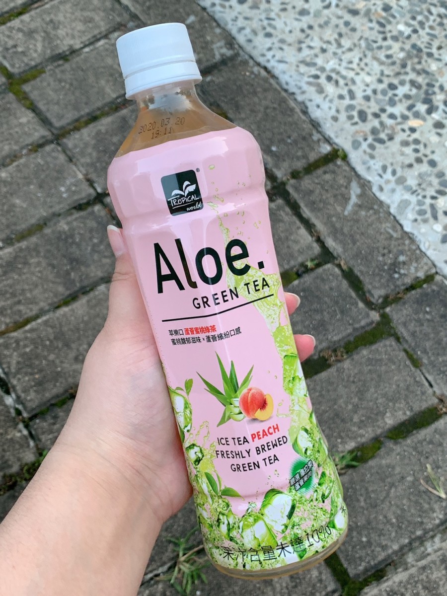 Tropical World 萃樂口蘆薈綠茶、蘆薈蜜桃綠茶-全聯就買得到,喝起來酸酸甜甜的水果茶&口感Q脆的蘆薈果肉,炎熱夏天來一瓶超沁涼!夏季飲品推薦/歐洲暢銷飲品/荷蘭義大利銷售第一/萃樂口/Tropical/有果粒的水果茶/萃樂口蘆薈茶/蘆薈果肉/蘆薈飲 健康養身 宅配食記 攝影 民生資訊分享 飲食集錦