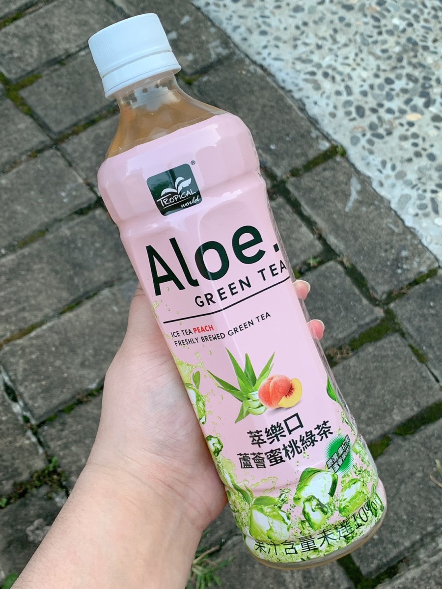 Tropical World 萃樂口蘆薈綠茶、蘆薈蜜桃綠茶-全聯就買得到,喝起來酸酸甜甜的水果茶&口感Q脆的蘆薈果肉,炎熱夏天來一瓶超沁涼!夏季飲品推薦/歐洲暢銷飲品/荷蘭義大利銷售第一/萃樂口/Tropical/有果粒的水果茶/萃樂口蘆薈茶/蘆薈果肉/蘆薈飲 健康養身 宅配食記 攝影 民生資訊分享 飲食集錦