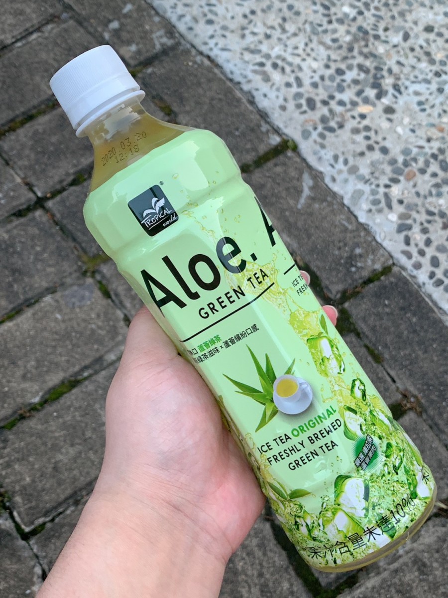 Tropical World 萃樂口蘆薈綠茶、蘆薈蜜桃綠茶-全聯就買得到,喝起來酸酸甜甜的水果茶&口感Q脆的蘆薈果肉,炎熱夏天來一瓶超沁涼!夏季飲品推薦/歐洲暢銷飲品/荷蘭義大利銷售第一/萃樂口/Tropical/有果粒的水果茶/萃樂口蘆薈茶/蘆薈果肉/蘆薈飲 健康養身 宅配食記 攝影 民生資訊分享 飲食集錦