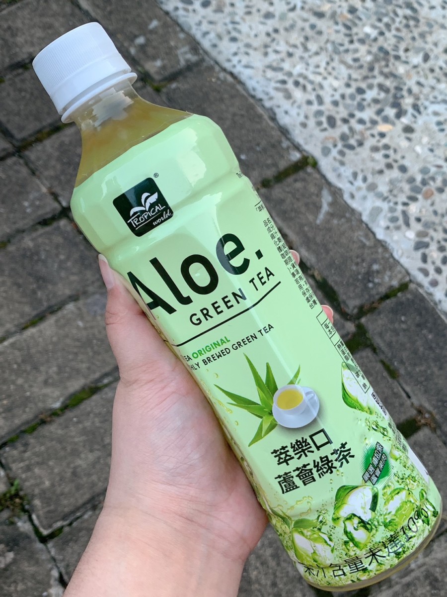 Tropical World 萃樂口蘆薈綠茶、蘆薈蜜桃綠茶-全聯就買得到,喝起來酸酸甜甜的水果茶&口感Q脆的蘆薈果肉,炎熱夏天來一瓶超沁涼!夏季飲品推薦/歐洲暢銷飲品/荷蘭義大利銷售第一/萃樂口/Tropical/有果粒的水果茶/萃樂口蘆薈茶/蘆薈果肉/蘆薈飲 健康養身 宅配食記 攝影 民生資訊分享 飲食集錦