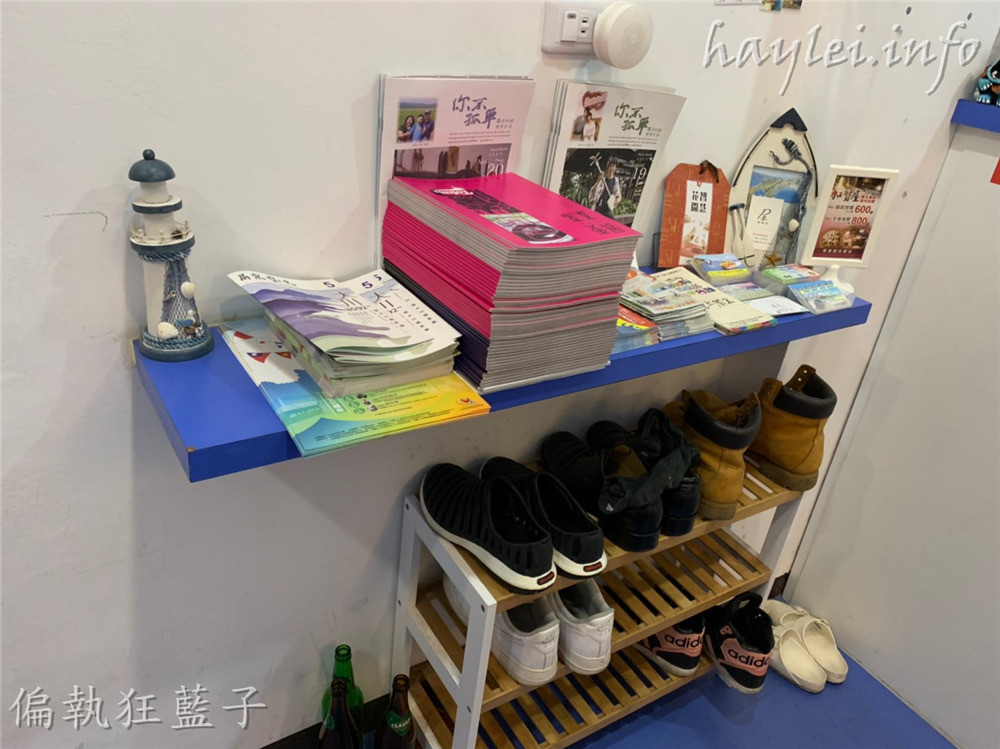 屏東東港旅遊住宿/輕旅宿青年旅舍-東港性價比最高的選擇!背包房平日500起,提供冷氣、共用衛浴設備跟飲用水,是個舒適且溫馨的背包客居住空間~台灣旅遊/台灣自由行觀光/台灣屏東/屏東旅遊/東港旅遊/南臺灣住宿旅店/合法民宿/合法旅社/住宿心得分享/台灣住宿/屏東住宿/東港住宿/近華僑市場、東琉線船運服務中心 國內外住宿相關 攝影 民生資訊分享