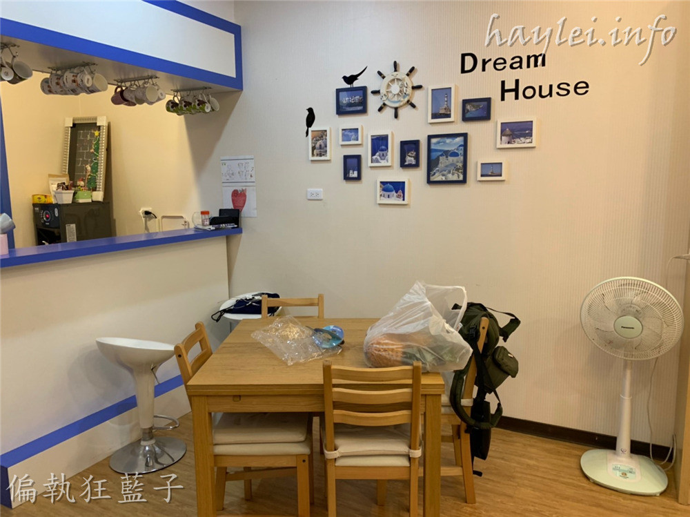 屏東東港旅遊住宿/輕旅宿青年旅舍-東港性價比最高的選擇!背包房平日500起,提供冷氣、共用衛浴設備跟飲用水,是個舒適且溫馨的背包客居住空間~台灣旅遊/台灣自由行觀光/台灣屏東/屏東旅遊/東港旅遊/南臺灣住宿旅店/合法民宿/合法旅社/住宿心得分享/台灣住宿/屏東住宿/東港住宿/近華僑市場、東琉線船運服務中心 國內外住宿相關 攝影 民生資訊分享