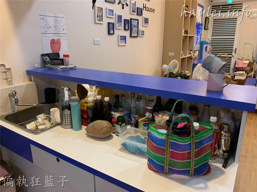 屏東東港旅遊住宿/輕旅宿青年旅舍-東港性價比最高的選擇!背包房平日500起,提供冷氣、共用衛浴設備跟飲用水,是個舒適且溫馨的背包客居住空間~台灣旅遊/台灣自由行觀光/台灣屏東/屏東旅遊/東港旅遊/南臺灣住宿旅店/合法民宿/合法旅社/住宿心得分享/台灣住宿/屏東住宿/東港住宿/近華僑市場、東琉線船運服務中心 國內外住宿相關 攝影 民生資訊分享
