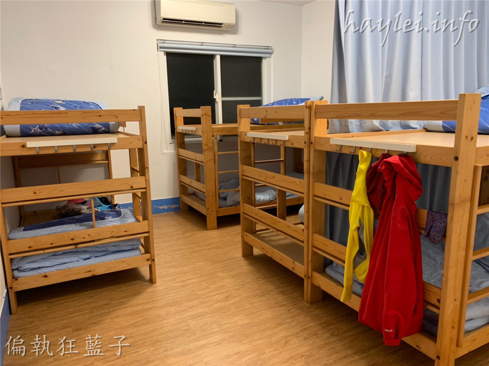 屏東東港旅遊住宿/輕旅宿青年旅舍-東港性價比最高的選擇!背包房平日500起,提供冷氣、共用衛浴設備跟飲用水,是個舒適且溫馨的背包客居住空間~台灣旅遊/台灣自由行觀光/台灣屏東/屏東旅遊/東港旅遊/南臺灣住宿旅店/合法民宿/合法旅社/住宿心得分享/台灣住宿/屏東住宿/東港住宿/近華僑市場、東琉線船運服務中心 國內外住宿相關 攝影 民生資訊分享