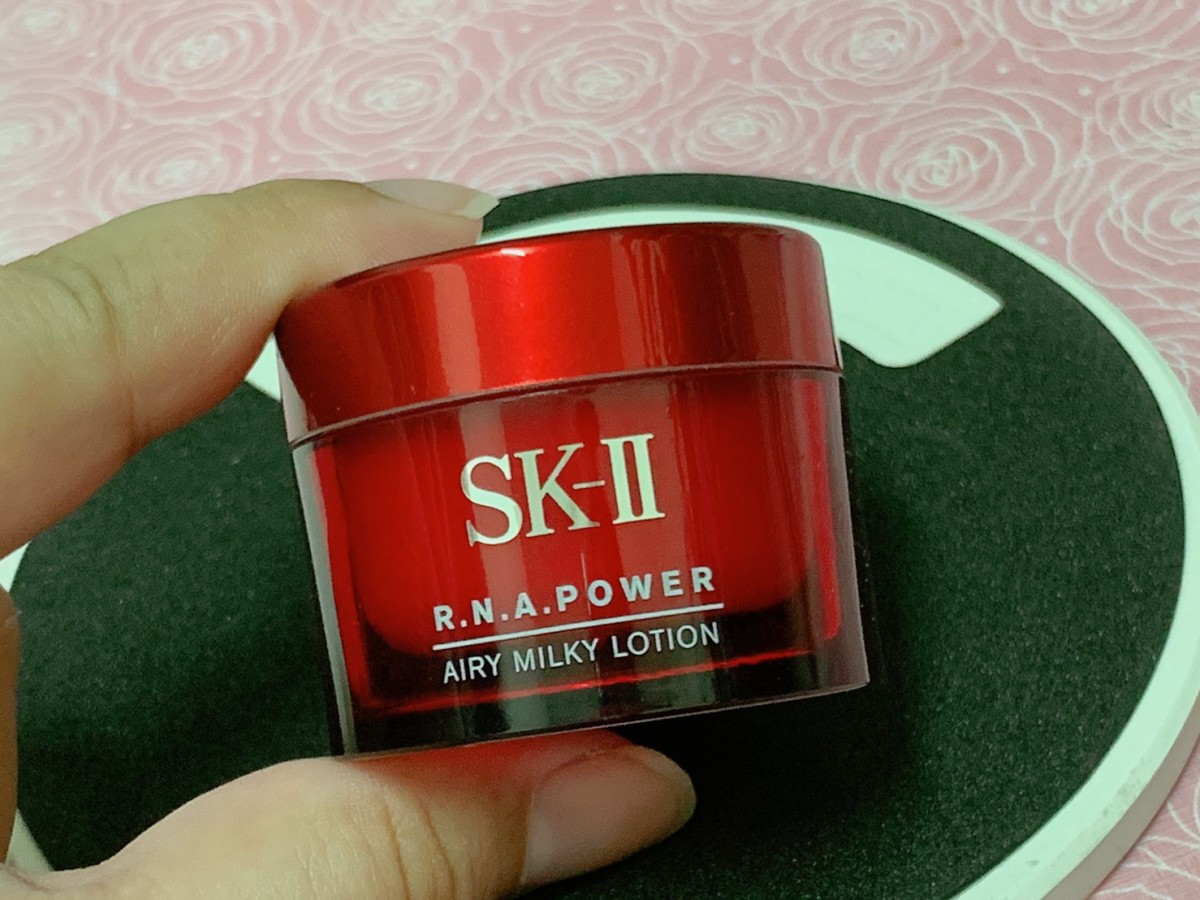 專櫃保養推薦-SK-II R.N.A.超肌能緊緻活膚霜 (輕盈版)-質地柔軟好吸收,適合乾性、混合性肌膚全臉使用的夏天乳霜!skincare/肌膚保養/夏天乳霜/輕熟齡肌適用/保養要趁早/健康肌膚/美肌計畫/日本頂級保養/日系保養推薦 保養品分享 攝影 民生資訊分享