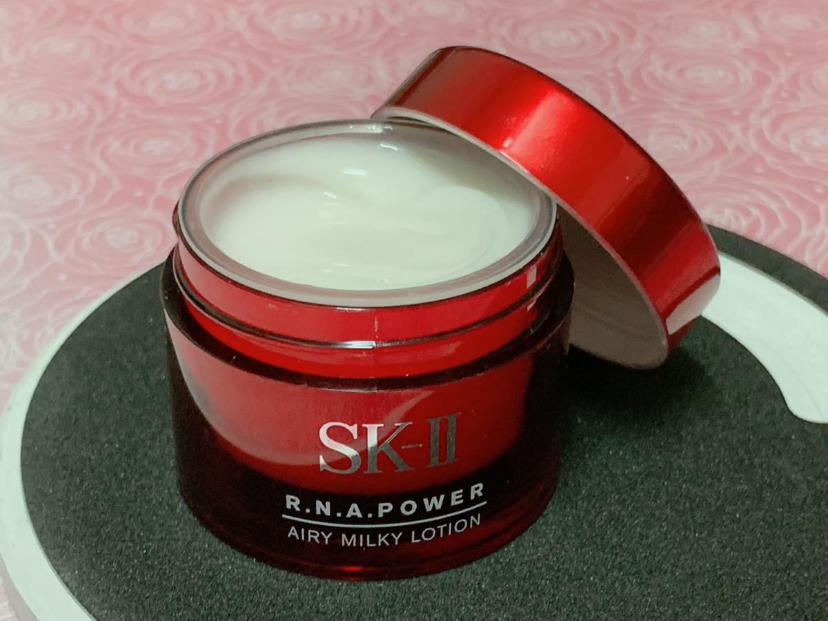 專櫃保養推薦-SK-II R.N.A.超肌能緊緻活膚霜 (輕盈版)-質地柔軟好吸收,適合乾性、混合性肌膚全臉使用的夏天乳霜!skincare/肌膚保養/夏天乳霜/輕熟齡肌適用/保養要趁早/健康肌膚/美肌計畫/日本頂級保養/日系保養推薦 保養品分享 攝影 民生資訊分享