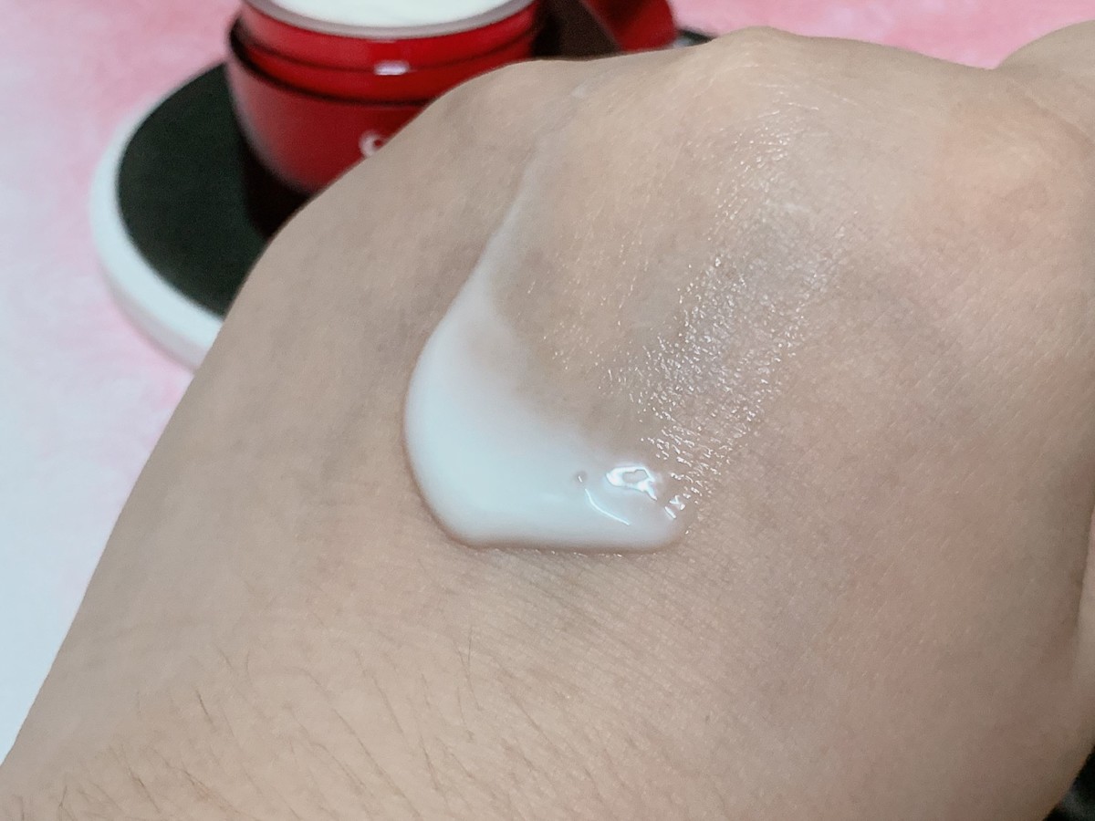 專櫃保養推薦-SK-II R.N.A.超肌能緊緻活膚霜 (輕盈版)-質地柔軟好吸收,適合乾性、混合性肌膚全臉使用的夏天乳霜!skincare/肌膚保養/夏天乳霜/輕熟齡肌適用/保養要趁早/健康肌膚/美肌計畫/日本頂級保養/日系保養推薦 保養品分享 攝影 民生資訊分享