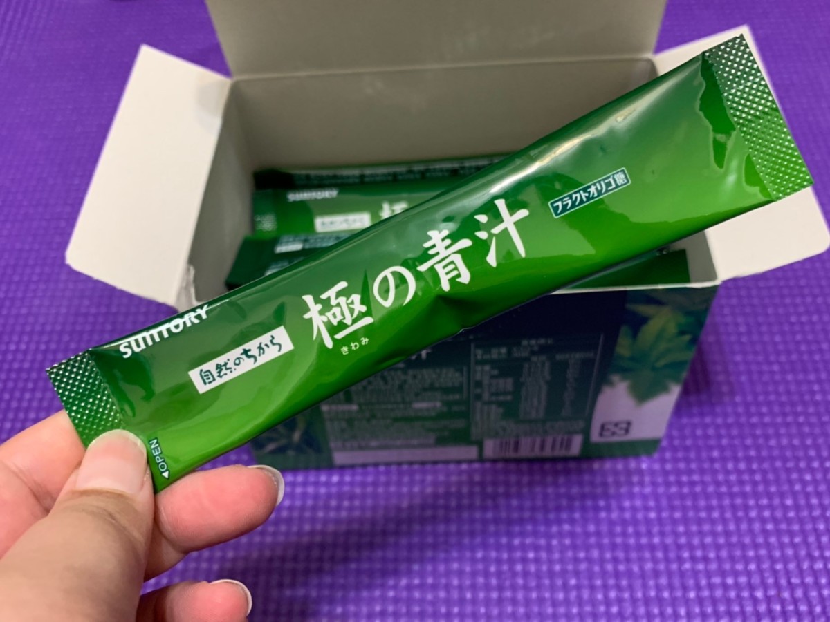 Suntory三得利極之青汁大麥若葉・明日葉粉末食品-每天定時喝翠綠青汁,喝進滿滿的膳食纖維,咕嚕聲定時報到,促進代謝又好喝~健康養生/身體保健/腸胃消化道/樂活保養/食品/日本製/營養補給品/沖泡飲品/完美綠茶 保養品分享 健康養身 宅配食記 攝影 民生資訊分享 飲食集錦