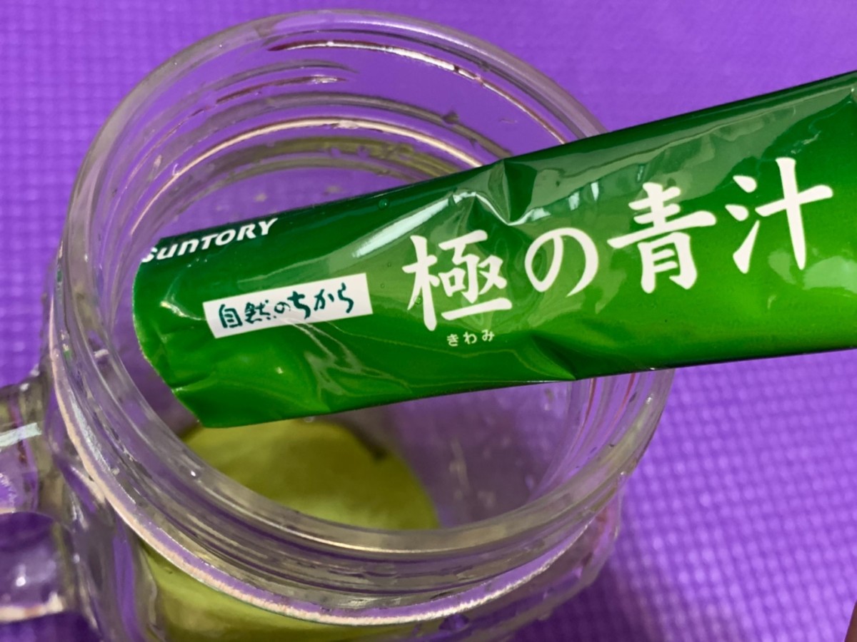Suntory三得利極之青汁大麥若葉・明日葉粉末食品-每天定時喝翠綠青汁,喝進滿滿的膳食纖維,咕嚕聲定時報到,促進代謝又好喝~健康養生/身體保健/腸胃消化道/樂活保養/食品/日本製/營養補給品/沖泡飲品/完美綠茶 保養品分享 健康養身 宅配食記 攝影 民生資訊分享 飲食集錦