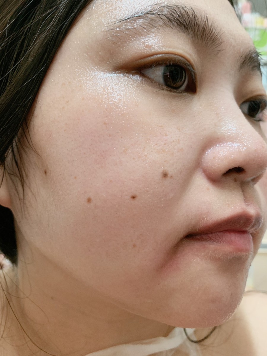雪芙蘭彩虹蔬果酵素面膜-保濕綠 敷臉時很服貼,非常薄透不悶臉,跟臉的緊密度很好,感覺敷完後的臉特別彈嫩水潤!skincare/肌膚保養/夏天面膜保養/全膚質適用/保養要趁早/健康肌膚/美肌計畫/雪芙蘭保養/臉部保養/facial care/facial treatment/facial mask 保養品分享 健康養身 彩妝品 攝影 民生資訊分享