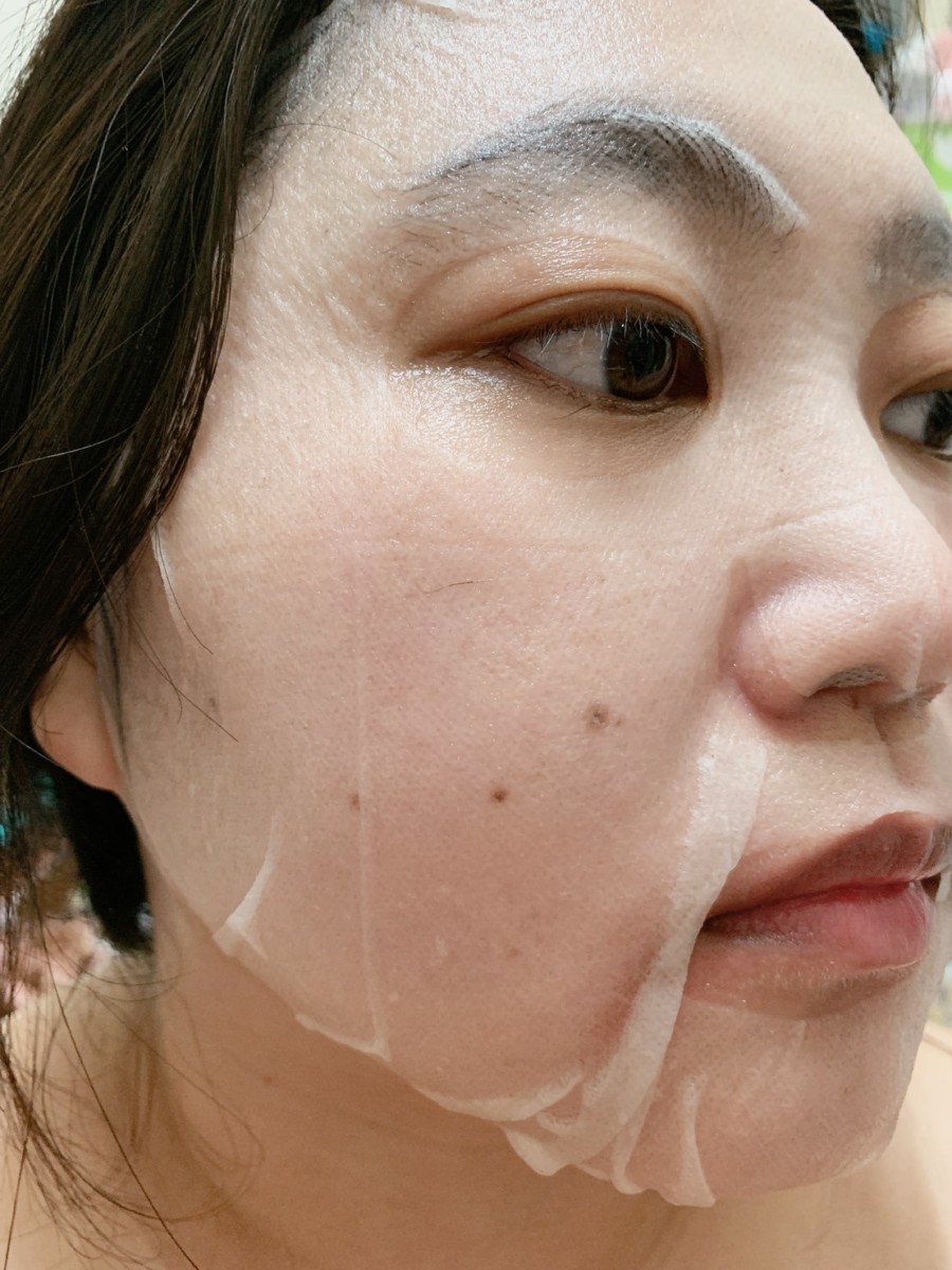 雪芙蘭彩虹蔬果酵素面膜-保濕綠 敷臉時很服貼,非常薄透不悶臉,跟臉的緊密度很好,感覺敷完後的臉特別彈嫩水潤!skincare/肌膚保養/夏天面膜保養/全膚質適用/保養要趁早/健康肌膚/美肌計畫/雪芙蘭保養/臉部保養/facial care/facial treatment/facial mask 保養品分享 健康養身 彩妝品 攝影 民生資訊分享