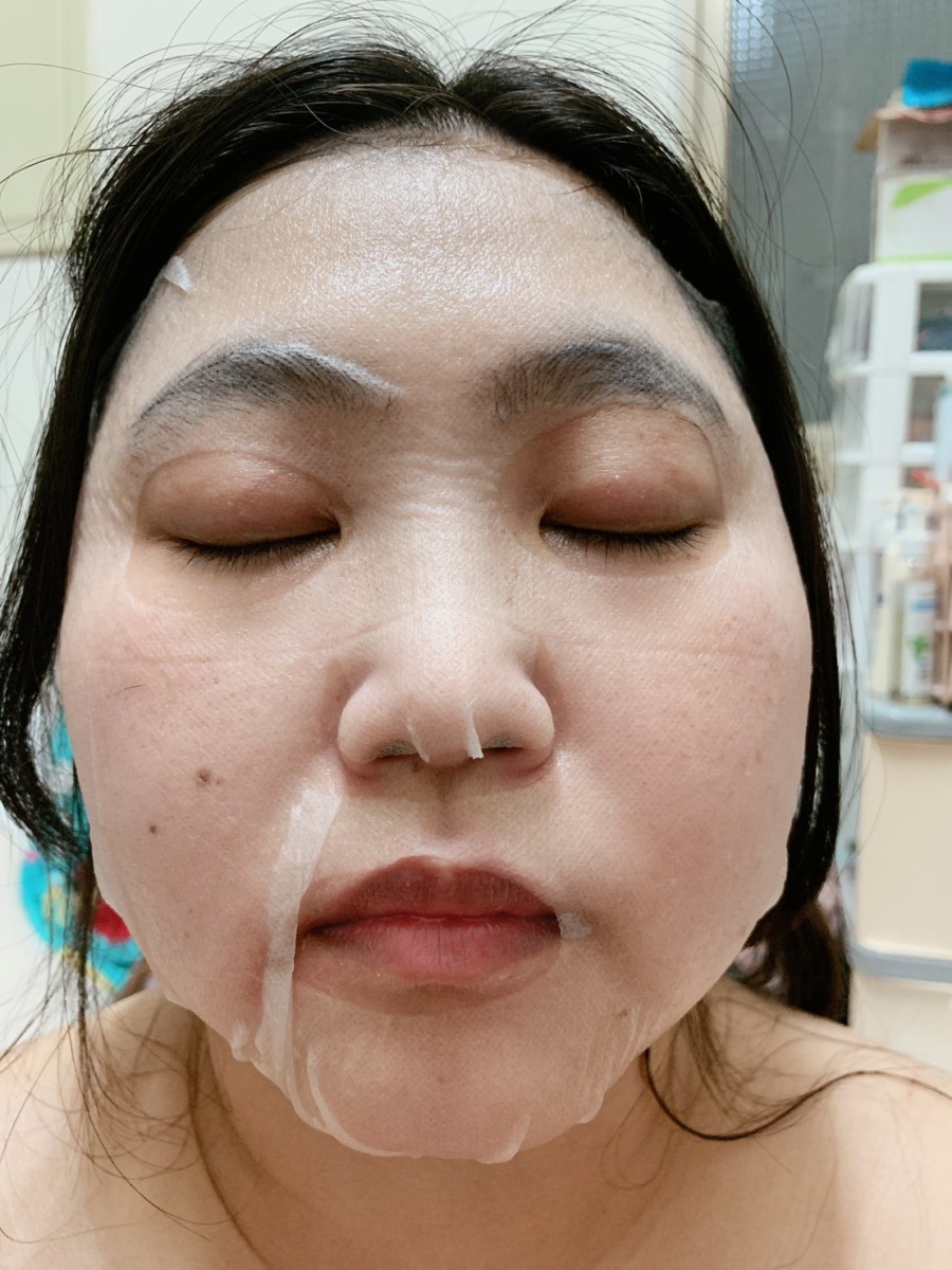雪芙蘭彩虹蔬果酵素面膜-保濕綠 敷臉時很服貼,非常薄透不悶臉,跟臉的緊密度很好,感覺敷完後的臉特別彈嫩水潤!skincare/肌膚保養/夏天面膜保養/全膚質適用/保養要趁早/健康肌膚/美肌計畫/雪芙蘭保養/臉部保養/facial care/facial treatment/facial mask 保養品分享 健康養身 彩妝品 攝影 民生資訊分享