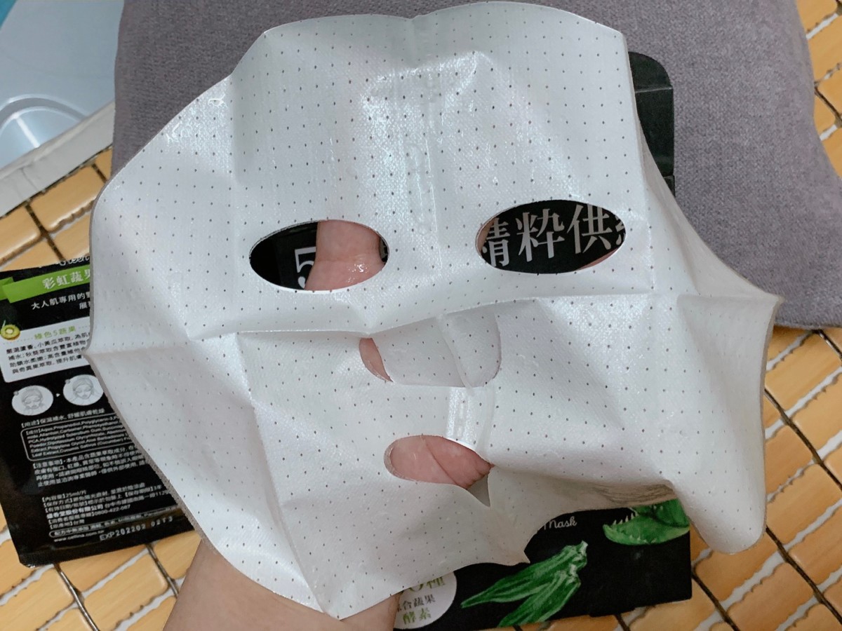 雪芙蘭彩虹蔬果酵素面膜-保濕綠 敷臉時很服貼,非常薄透不悶臉,跟臉的緊密度很好,感覺敷完後的臉特別彈嫩水潤!skincare/肌膚保養/夏天面膜保養/全膚質適用/保養要趁早/健康肌膚/美肌計畫/雪芙蘭保養/臉部保養/facial care/facial treatment/facial mask 保養品分享 健康養身 彩妝品 攝影 民生資訊分享