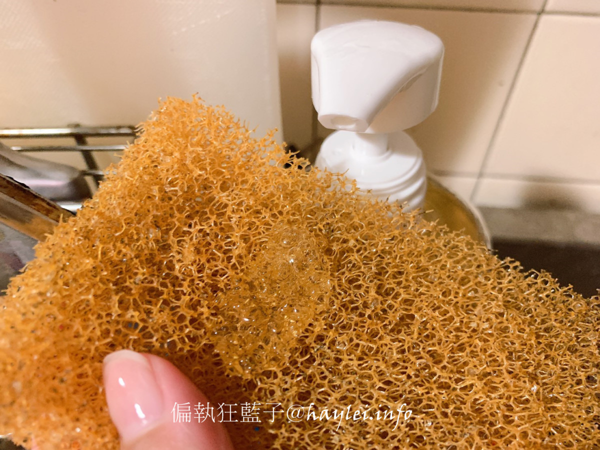 艾黎亞-來自義大利成分簡單的+濃泡0敏橄欖液態皂萬用清潔液&來自美國的+濃泡萬用天然鹼真的非常好用,食器洗滌、衣物清洗甚至居家清潔都可以搞定,清潔力強又不易殘留,一起揮別瓶瓶罐罐,簡單過生活吧~無毒生活/居家健康/環境清潔/洗衣/清洗 攝影 民生資訊分享