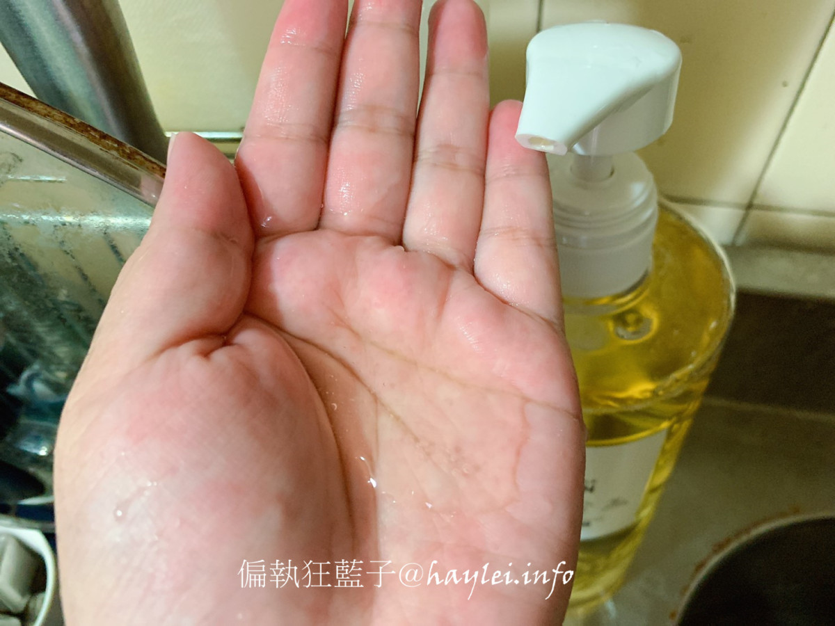 艾黎亞-來自義大利成分簡單的+濃泡0敏橄欖液態皂萬用清潔液&來自美國的+濃泡萬用天然鹼真的非常好用,食器洗滌、衣物清洗甚至居家清潔都可以搞定,清潔力強又不易殘留,一起揮別瓶瓶罐罐,簡單過生活吧~無毒生活/居家健康/環境清潔/洗衣/清洗 攝影 民生資訊分享