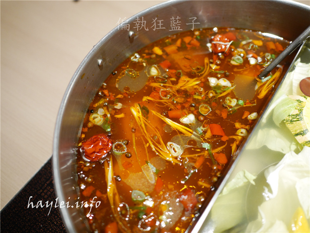 台北三重美食/忠孝橋下的麻妃頂極麻辣鴛鴦鍋-雙人海陸大戰雙人套餐超新鮮,海鮮又嫩又甜吃得超過癮!加了馬告的麻辣湯搭上時蔬湯的鴛鴦鍋味道很好,最後煮的雜炊粥綿香餘韻令人滿足~三重麻辣鍋推薦/頂級麻辣鍋/高cp值麻辣鍋/台北麻辣鍋推薦/台北火鍋推薦/鴛鴦火鍋/台北火鍋推薦/台北精緻涮涮鍋/台北壽喜燒/野生天使紅蝦/超大份量肉盤/麻妃麻妃頂極麻辣鴛鴦鍋菜單 中式料理 攝影 民生資訊分享 飲食集錦