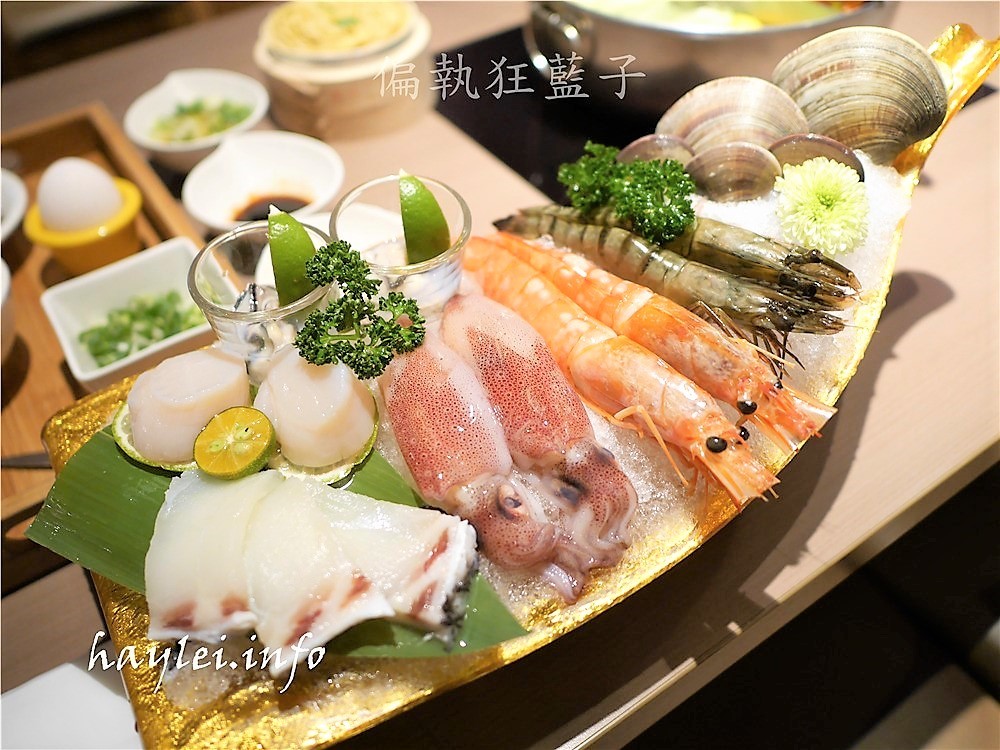 台北三重美食/忠孝橋下的麻妃頂極麻辣鴛鴦鍋-雙人海陸大戰雙人套餐超新鮮,海鮮又嫩又甜吃得超過癮!加了馬告的麻辣湯搭上時蔬湯的鴛鴦鍋味道很好,最後煮的雜炊粥綿香餘韻令人滿足~三重麻辣鍋推薦/頂級麻辣鍋/高cp值麻辣鍋/台北麻辣鍋推薦/台北火鍋推薦/鴛鴦火鍋/台北火鍋推薦/台北精緻涮涮鍋/台北壽喜燒/野生天使紅蝦/超大份量肉盤/麻妃麻妃頂極麻辣鴛鴦鍋菜單 中式料理 攝影 民生資訊分享 飲食集錦