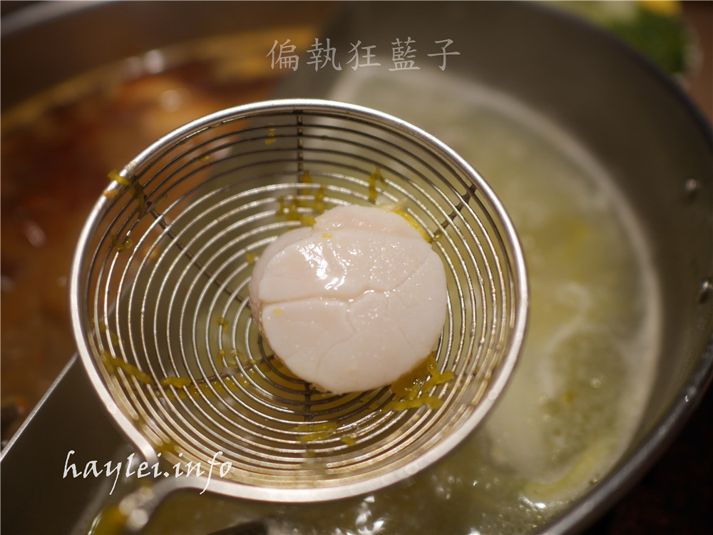 台北三重美食/忠孝橋下的麻妃頂極麻辣鴛鴦鍋-雙人海陸大戰雙人套餐超新鮮,海鮮又嫩又甜吃得超過癮!加了馬告的麻辣湯搭上時蔬湯的鴛鴦鍋味道很好,最後煮的雜炊粥綿香餘韻令人滿足~三重麻辣鍋推薦/頂級麻辣鍋/高cp值麻辣鍋/台北麻辣鍋推薦/台北火鍋推薦/鴛鴦火鍋/台北火鍋推薦/台北精緻涮涮鍋/台北壽喜燒/野生天使紅蝦/超大份量肉盤/麻妃麻妃頂極麻辣鴛鴦鍋菜單 中式料理 攝影 民生資訊分享 飲食集錦