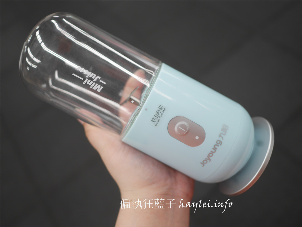淘寶天貓榨汁機推薦-JOYOUNG九陽便攜式榨汁機 JYL-C902D 隨身迷你果汁機,40秒就有滑順口感,想做冰沙、奶昔、果汁甚至是寶寶輔食都沒問題,每天享受最新鮮的美味!高顏值、高機能,適合居家休閒、健身運動、外出旅行的健康生活家電~3C心得分享/迷你小家電/方便攜帶/隨時飲用/自己的果汁吧/新鮮健康/現打現做/DIY果汁/九陽家電 3C相關 健康養身 民生資訊分享