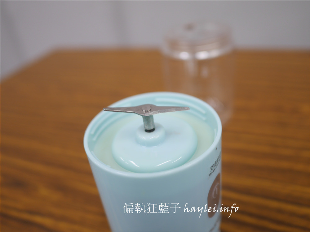 淘寶天貓榨汁機推薦-JOYOUNG九陽便攜式榨汁機 JYL-C902D 隨身迷你果汁機,40秒就有滑順口感,想做冰沙、奶昔、果汁甚至是寶寶輔食都沒問題,每天享受最新鮮的美味!高顏值、高機能,適合居家休閒、健身運動、外出旅行的健康生活家電~3C心得分享/迷你小家電/方便攜帶/隨時飲用/自己的果汁吧/新鮮健康/現打現做/DIY果汁/九陽家電 3C相關 健康養身 民生資訊分享