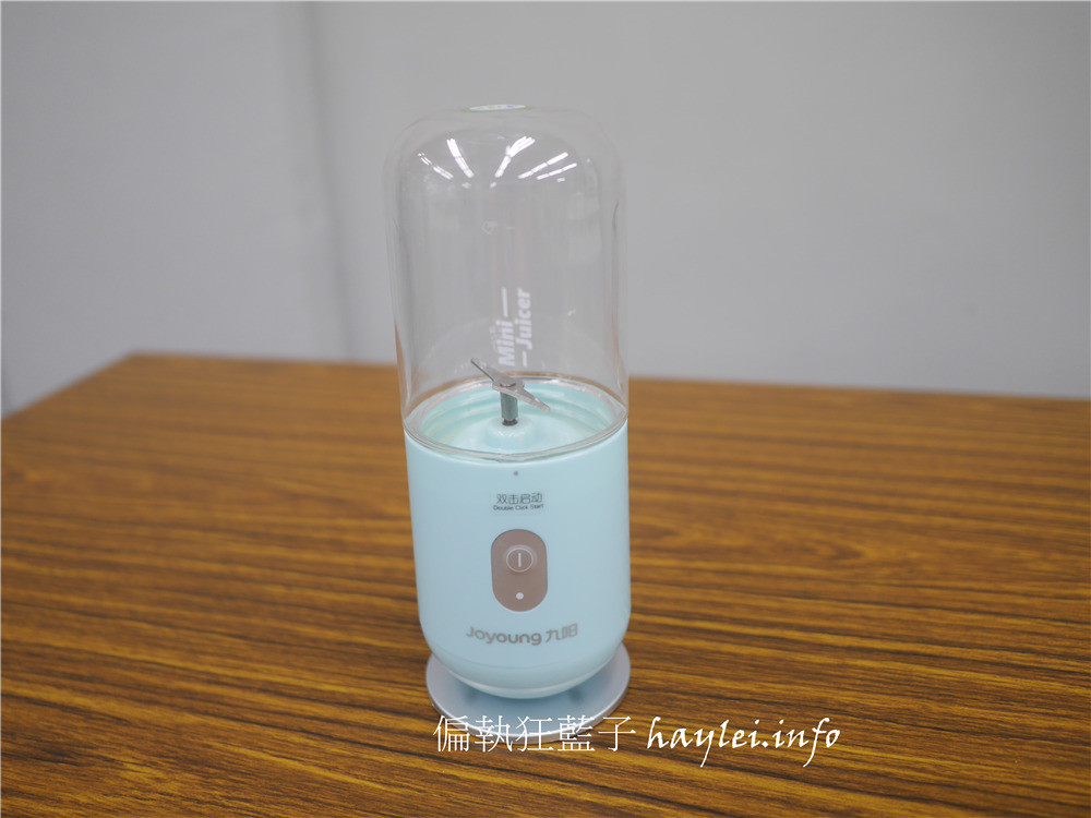 淘寶天貓榨汁機推薦-JOYOUNG九陽便攜式榨汁機 JYL-C902D 隨身迷你果汁機,40秒就有滑順口感,想做冰沙、奶昔、果汁甚至是寶寶輔食都沒問題,每天享受最新鮮的美味!高顏值、高機能,適合居家休閒、健身運動、外出旅行的健康生活家電~3C心得分享/迷你小家電/方便攜帶/隨時飲用/自己的果汁吧/新鮮健康/現打現做/DIY果汁/九陽家電 3C相關 健康養身 民生資訊分享