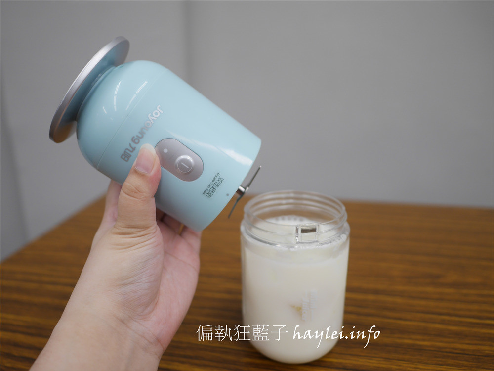 淘寶天貓榨汁機推薦-JOYOUNG九陽便攜式榨汁機 JYL-C902D 隨身迷你果汁機,40秒就有滑順口感,想做冰沙、奶昔、果汁甚至是寶寶輔食都沒問題,每天享受最新鮮的美味!高顏值、高機能,適合居家休閒、健身運動、外出旅行的健康生活家電~3C心得分享/迷你小家電/方便攜帶/隨時飲用/自己的果汁吧/新鮮健康/現打現做/DIY果汁/九陽家電 3C相關 健康養身 民生資訊分享