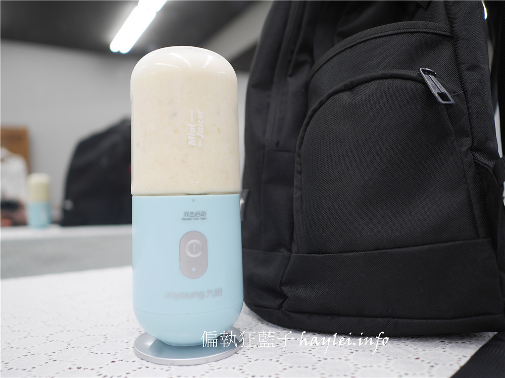 淘寶天貓榨汁機推薦-JOYOUNG九陽便攜式榨汁機 JYL-C902D 隨身迷你果汁機,40秒就有滑順口感,想做冰沙、奶昔、果汁甚至是寶寶輔食都沒問題,每天享受最新鮮的美味!高顏值、高機能,適合居家休閒、健身運動、外出旅行的健康生活家電~3C心得分享/迷你小家電/方便攜帶/隨時飲用/自己的果汁吧/新鮮健康/現打現做/DIY果汁/九陽家電 3C相關 健康養身 民生資訊分享