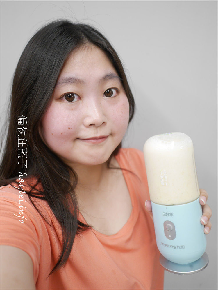 淘寶天貓榨汁機推薦-JOYOUNG九陽便攜式榨汁機 JYL-C902D 隨身迷你果汁機,40秒就有滑順口感,想做冰沙、奶昔、果汁甚至是寶寶輔食都沒問題,每天享受最新鮮的美味!高顏值、高機能,適合居家休閒、健身運動、外出旅行的健康生活家電~3C心得分享/迷你小家電/方便攜帶/隨時飲用/自己的果汁吧/新鮮健康/現打現做/DIY果汁/九陽家電 3C相關 健康養身 民生資訊分享