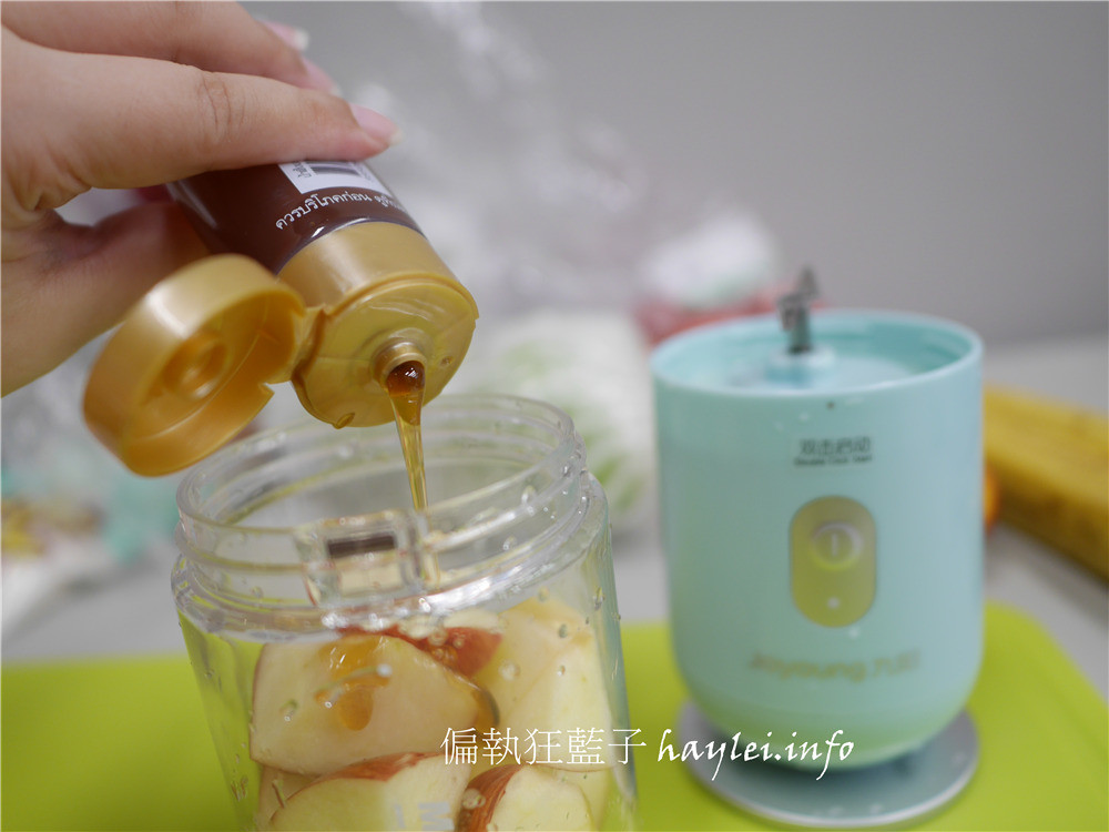 淘寶天貓榨汁機推薦-JOYOUNG九陽便攜式榨汁機 JYL-C902D 隨身迷你果汁機,40秒就有滑順口感,想做冰沙、奶昔、果汁甚至是寶寶輔食都沒問題,每天享受最新鮮的美味!高顏值、高機能,適合居家休閒、健身運動、外出旅行的健康生活家電~3C心得分享/迷你小家電/方便攜帶/隨時飲用/自己的果汁吧/新鮮健康/現打現做/DIY果汁/九陽家電 3C相關 健康養身 民生資訊分享