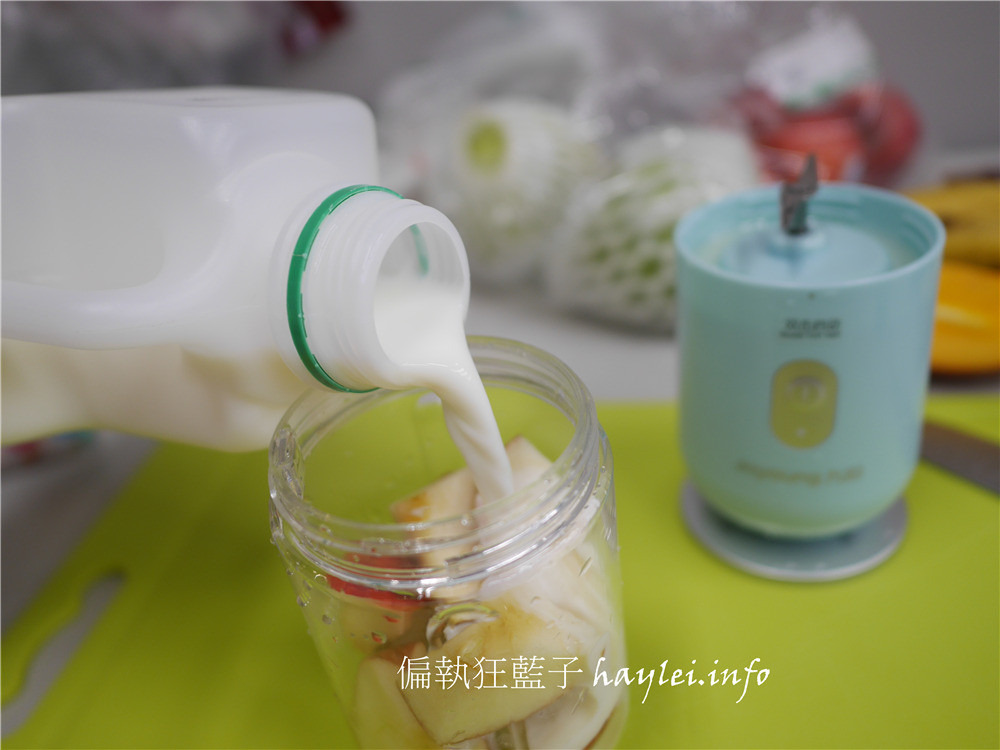 淘寶天貓榨汁機推薦-JOYOUNG九陽便攜式榨汁機 JYL-C902D 隨身迷你果汁機,40秒就有滑順口感,想做冰沙、奶昔、果汁甚至是寶寶輔食都沒問題,每天享受最新鮮的美味!高顏值、高機能,適合居家休閒、健身運動、外出旅行的健康生活家電~3C心得分享/迷你小家電/方便攜帶/隨時飲用/自己的果汁吧/新鮮健康/現打現做/DIY果汁/九陽家電 3C相關 健康養身 民生資訊分享