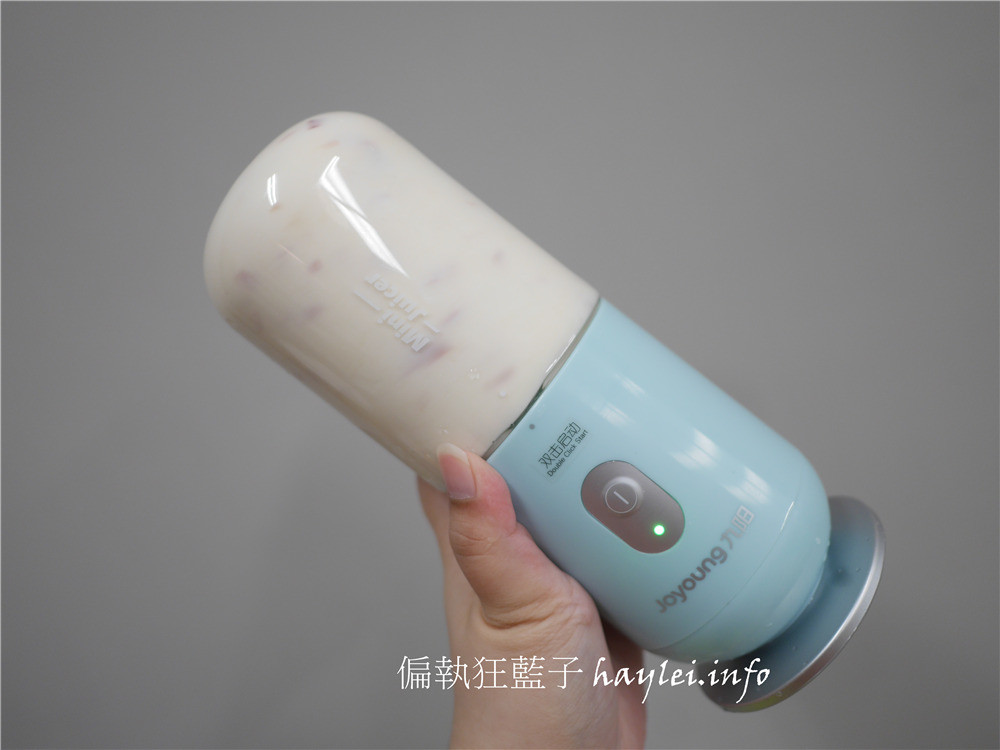 淘寶天貓榨汁機推薦-JOYOUNG九陽便攜式榨汁機 JYL-C902D 隨身迷你果汁機,40秒就有滑順口感,想做冰沙、奶昔、果汁甚至是寶寶輔食都沒問題,每天享受最新鮮的美味!高顏值、高機能,適合居家休閒、健身運動、外出旅行的健康生活家電~3C心得分享/迷你小家電/方便攜帶/隨時飲用/自己的果汁吧/新鮮健康/現打現做/DIY果汁/九陽家電 3C相關 健康養身 民生資訊分享