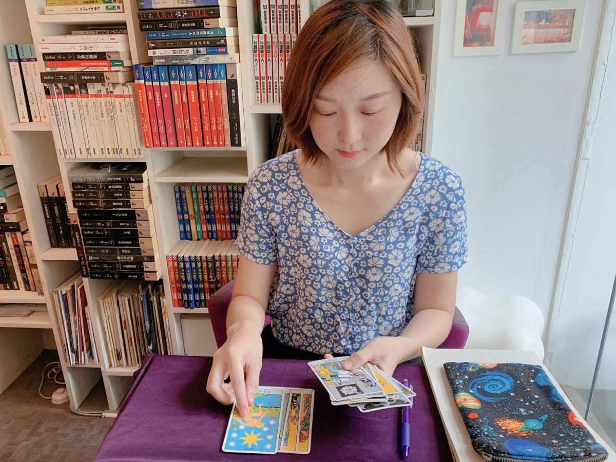 台中塔羅/塔羅占卜/線上占卜/偉特塔羅/星光流域-悦•塔羅,兼備占卜師與療癒師的神啟塔羅,讓自己脫離迷霧,找到曙光~ 星座命理 民生資訊分享 紓發緒感