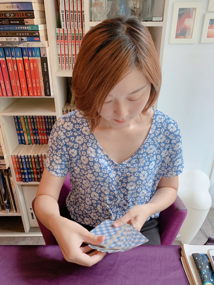 台中塔羅/塔羅占卜/線上占卜/偉特塔羅/星光流域-悦•塔羅,兼備占卜師與療癒師的神啟塔羅,讓自己脫離迷霧,找到曙光~ 星座命理 民生資訊分享 紓發緒感
